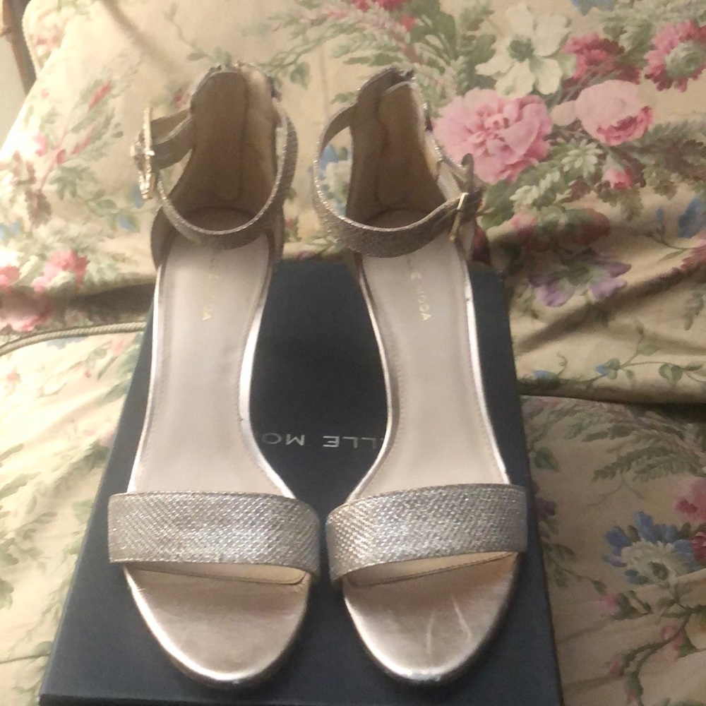 Pelle Moda Bette-TX Platinum Gold Woman’s size 10 dress shoe